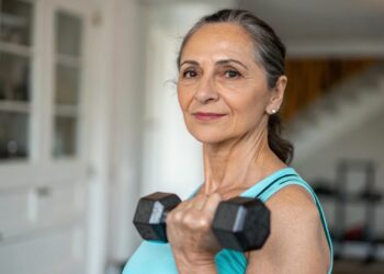 Mujer con una pesa, mujer, pesas, ejercicio