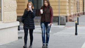 ¿Qué significa cambiarse de acera para evitar a una persona, según la psicología?