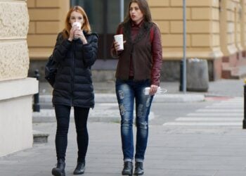 Explicación psicológica a cambiarse de acera, la psicología explica por qué nos cruzamos de acera, por qué evitamos cruzarnos con alguien por la calle.