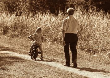 Hábito perfecto que debe tener un abuelo con su nieto, por qué los nietos y los abuelos tienen un vínculo emocional tan especial según la psicología, relación entre nietos y abuelos, cómo mejorar la relación con mi nieto, cómo conectar con mi nieto, por qué los abuelos tienen más paciencia.