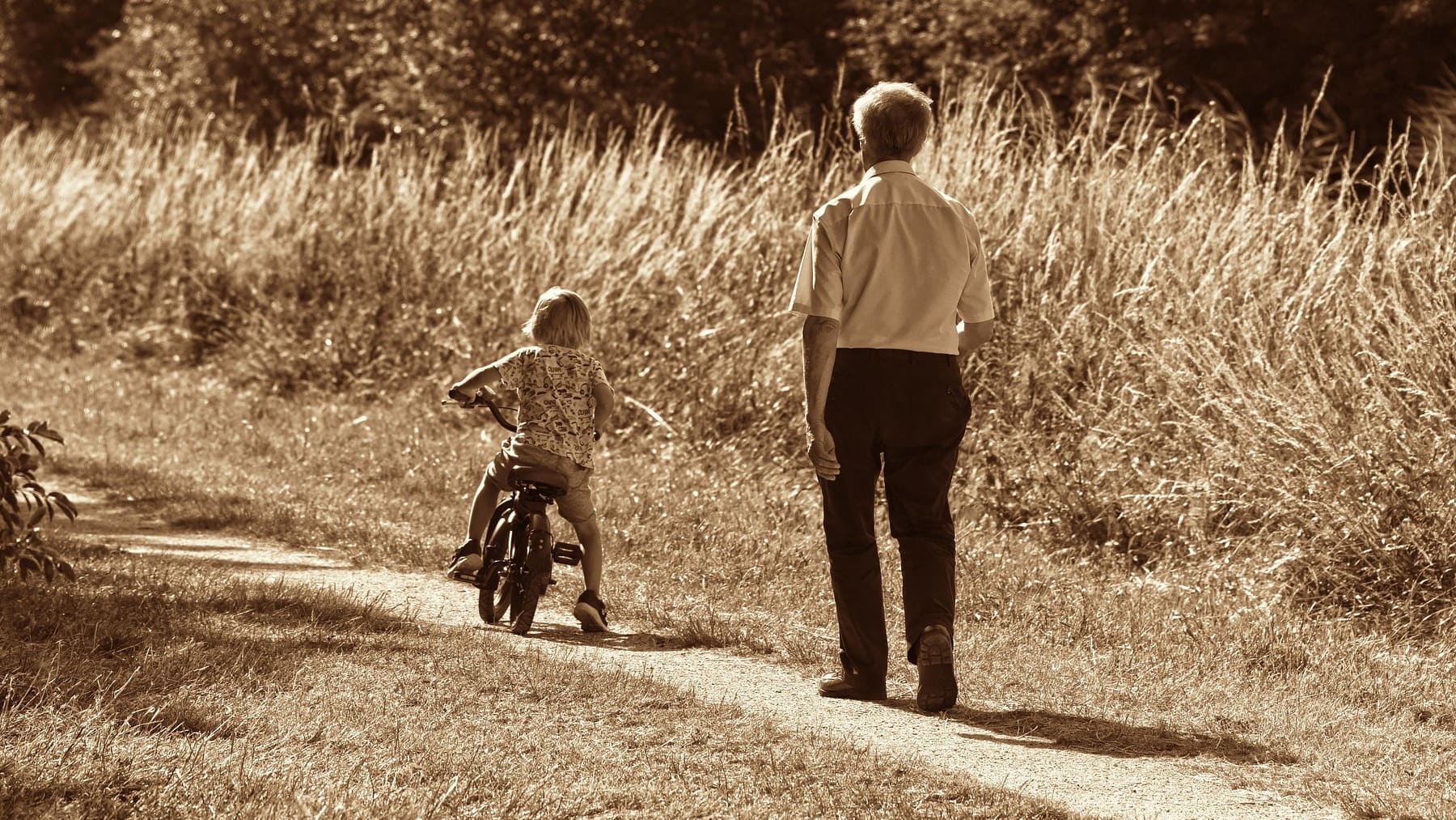 Hábito perfecto que debe tener un abuelo con su nieto, por qué los nietos y los abuelos tienen un vínculo emocional tan especial según la psicología, relación entre nietos y abuelos, cómo mejorar la relación con mi nieto, cómo conectar con mi nieto, por qué los abuelos tienen más paciencia.