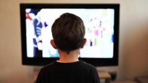 Soy experta en crianza y así es como debes apagar la tele a tus hijos cuando ya es la hora de dormir