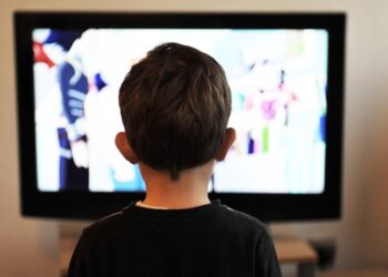 Experta en crianza da la clave para que tus hijos apaguen la televisión antes de dormir, consejo para evitar rabietas cuando hay que apagar la televisión al niño, fijar horarios para ver la televisión en casa, qué hacer si mi hijo no quiere apagar la televisión e irse a la cama.