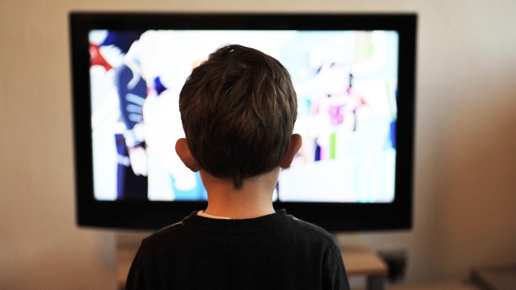 Experta en crianza da la clave para que tus hijos apaguen la televisión antes de dormir, consejo para evitar rabietas cuando hay que apagar la televisión al niño, fijar horarios para ver la televisión en casa, qué hacer si mi hijo no quiere apagar la televisión e irse a la cama.