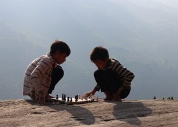 Deporte que siempre practican los niños más inteligentes, deporte que debe hacer tu hijo para ser más listo, beneficios del ajedrez en niños.