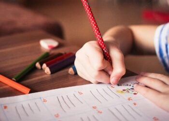 La asignatura fundamental para estimular la mente de los hijos, importancia de estudiar informática en los colegios, cuándo hay que empezar a enseñar tecnología a los niños, cómo fomentar el desarrollo cognitivo de los hijos, ventajas de estudiar tecnología siendo pequeño.