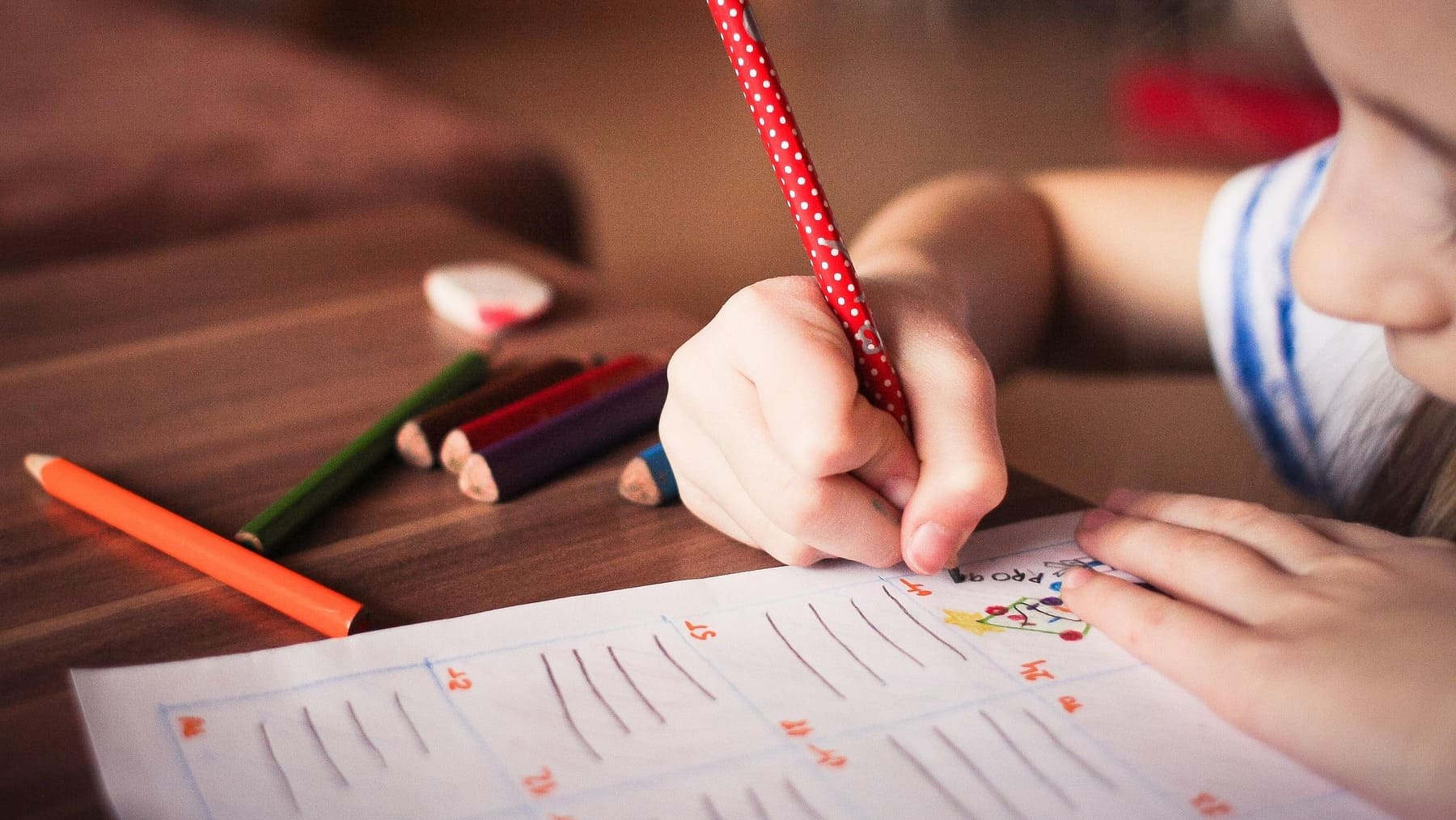 La asignatura fundamental para estimular la mente de los hijos, importancia de estudiar informática en los colegios, cuándo hay que empezar a enseñar tecnología a los niños, cómo fomentar el desarrollo cognitivo de los hijos, ventajas de estudiar tecnología siendo pequeño.