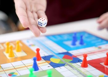 Cuál es el mejor pasatiempo para estimular la memoria de los niños, juegos para que los hijos no estén siempre con la consola, beneficios de jugar al dominó en menores de edad, matemáticas y dominó en niños, juegos de mesa para estimular el aprendizaje de los niños.