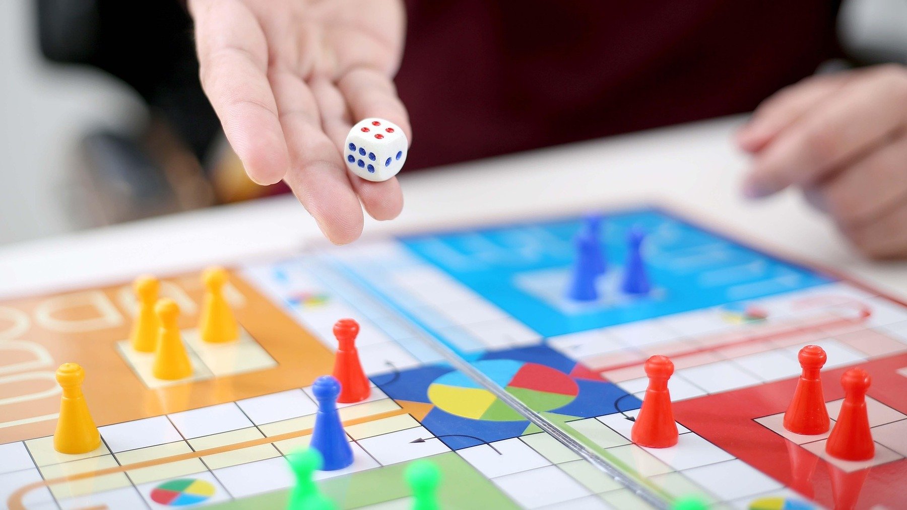 Cuál es el mejor pasatiempo para estimular la memoria de los niños, juegos para que los hijos no estén siempre con la consola, beneficios de jugar al dominó en menores de edad, matemáticas y dominó en niños, juegos de mesa para estimular el aprendizaje de los niños.