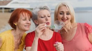 Ni blanco ni rojo: el color recomendado para que los mayores de 65 años parezcan más jóvenes y alegres