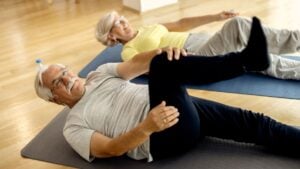 Ni pilates ni caminar: el mejor ejercicio de bajo impacto para mayores de 55 con problemas en las rodillas