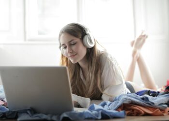 Tu descanso está en peligro: esto es lo que te puede pasar si te quedas dormido escuchando un podcast