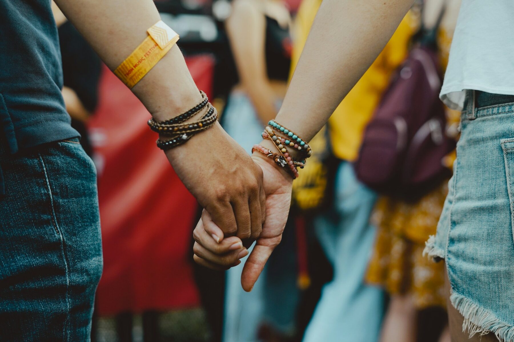 Qué significa que una persona lleve muchas pulseras, según los psicólogos