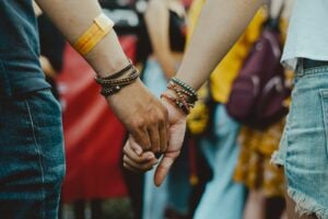 Qué significa que una persona lleve muchas pulseras, según los psicólogos