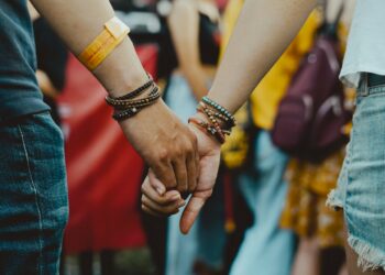 Qué significa que una persona lleve muchas pulseras, según los psicólogos