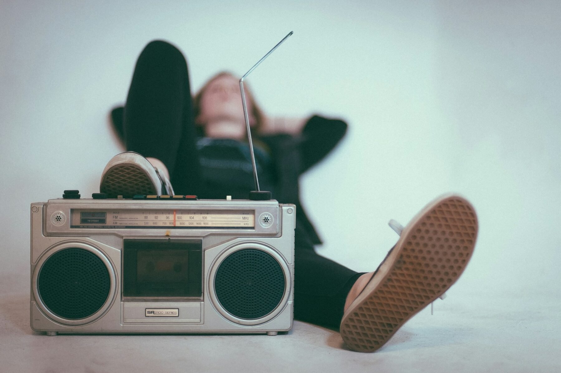Qué significa dormir con la radio encendida, según la psicología