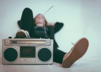 Qué significa dormir con la radio encendida, según la psicología