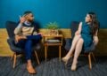 Qué significa que una persona hable de ella misma todo el rato "yo, yo y yo", según los psicólogos