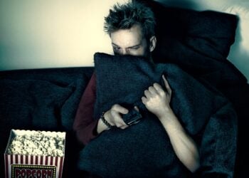 Qué significa dormir con la televisión encendida, según la psicología