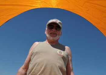 Truco para combatir el calor en la tercera edad, cómo evitar la deshidratación en personas mayores, qué debe llevar una persona de más de 70 años para salir a la calle en verano.