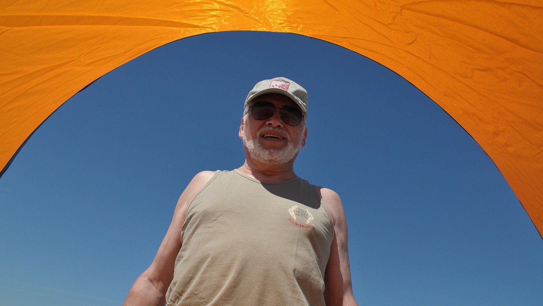Truco para combatir el calor en la tercera edad, cómo evitar la deshidratación en personas mayores, qué debe llevar una persona de más de 70 años para salir a la calle en verano.