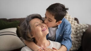 El sencillo hábito que los mayores de 60 años deben hacer a diario para crear lazos irrompibles con sus nietos