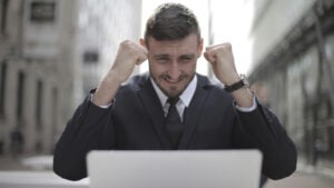 Las personas más exitosas siempre hacen las preguntas de esta manera, según los expertos