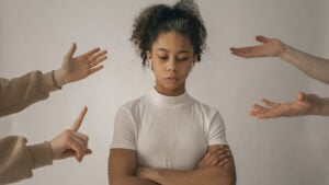 La frase que usan las personas con alta inteligencia emocional cuando las critican, y siempre funciona
