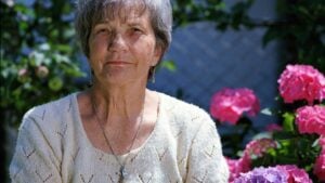 Ni azul ni beige: el color de ropa recomendado para que los mayores de 65 años rejuvenezcan 15 años
