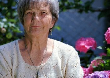 Color que más rejuvenece a las personas mayores, color para vestir que mejor sienta a los jubilados, vestir de color blanco en la tercera edad.