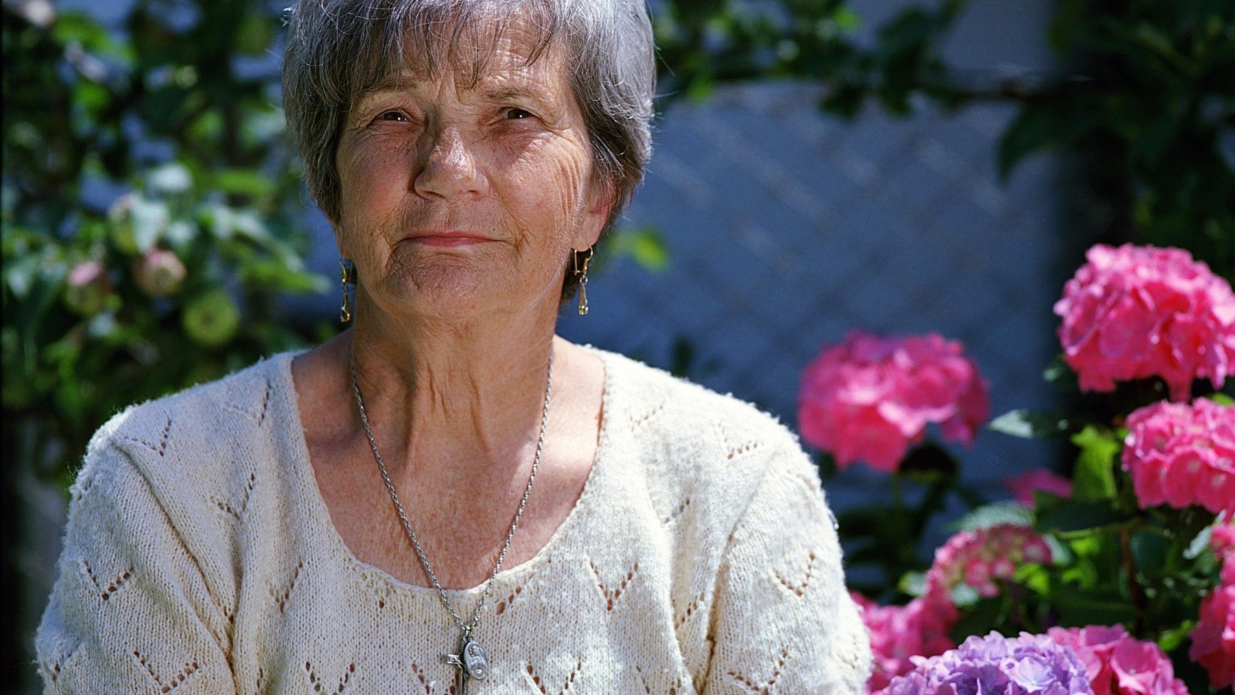 Color que más rejuvenece a las personas mayores, color para vestir que mejor sienta a los jubilados, vestir de color blanco en la tercera edad.