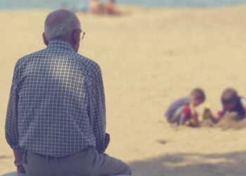 La psicología analiza por qué las personas mayores de 65 años hablan solas, beneficios psicológicos de hablar a solas en la tercera edad, por qué hablan a solas según los psicólogos, síntomas de demencia en la tercera edad, síntomas de deterioro cognitivo en mayores.