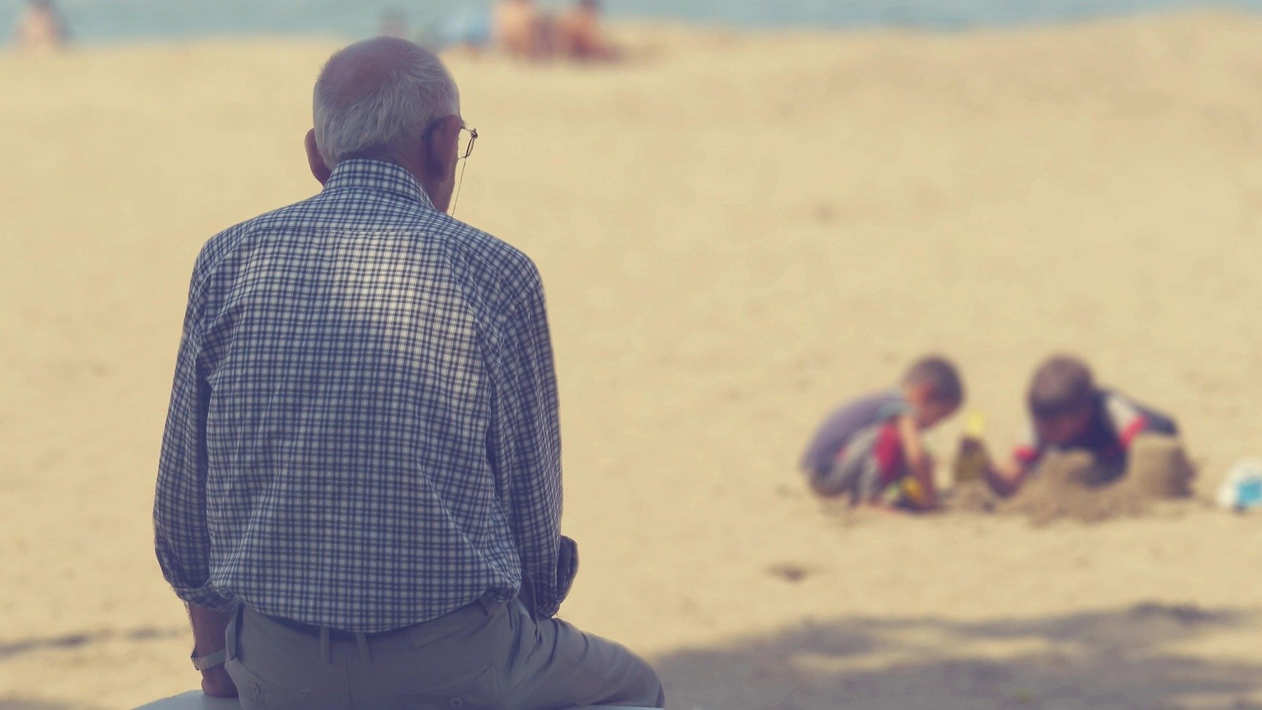 La psicología analiza por qué las personas mayores de 65 años hablan solas, beneficios psicológicos de hablar a solas en la tercera edad, por qué hablan a solas según los psicólogos, síntomas de demencia en la tercera edad, síntomas de deterioro cognitivo en mayores.