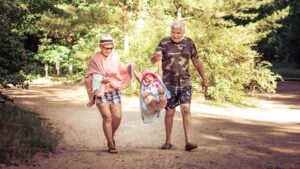 Ni deportivas ni zapatos de vestir: el calzado recomendado para que los mayores de 65 años estén más cómodos y eviten rozaduras