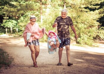 Cuál es el mejor calzado para personas mayores en verano, elegir un buen calzado en la tercera edad, zapatos que combaten el calor, mejores zapatos frescos para los abuelos, elegir calzado a los mayores de 65 años.