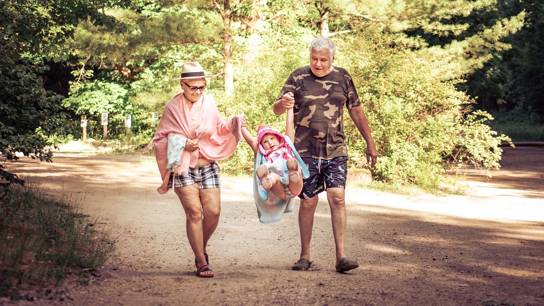 Cuál es el mejor calzado para personas mayores en verano, elegir un buen calzado en la tercera edad, zapatos que combaten el calor, mejores zapatos frescos para los abuelos, elegir calzado a los mayores de 65 años.