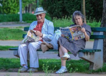 Cómo elegir un calzado adecuado a partir de los 60 años, cómo debe ser un calzado en la tercera edad según los podólogos, elegir un buen zapato según expertos en tercera edad.