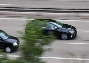 La psicología explica por qué nos molesta que nos adelanten en el coche, enfados al volante según los psicólogos, por qué nos enfadamos cuando conducimos en el coche, psicología y conducción.