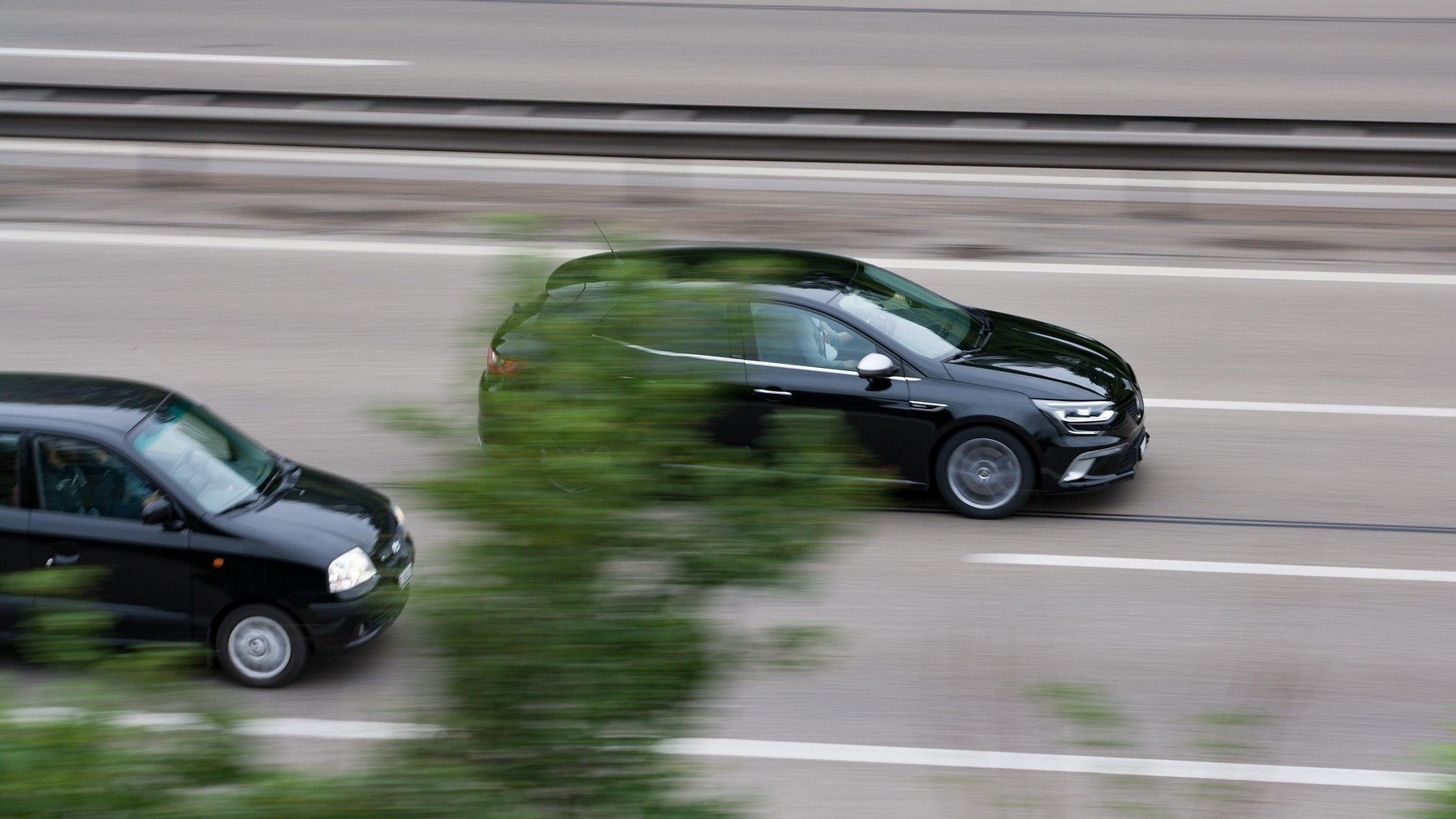 La psicología explica por qué nos molesta que nos adelanten en el coche, enfados al volante según los psicólogos, por qué nos enfadamos cuando conducimos en el coche, psicología y conducción.