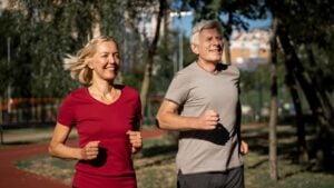 Ni andar ni correr: el mejor ejercicio para perder kilos después de los 45 años y aumentar los músculos