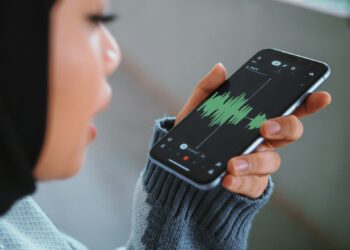 Si te llevas tu teléfono cuando vas al baño, estás en serio peligro: lo dicen los expertos