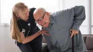 La razón por la que los mayores de 65 años son más propensos a sufrir caídas, según Harvard