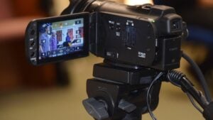 Ni fútbol ni toros: lo que deben ver en la televisión los mayores de 65 años para tener la mente ágil y activa