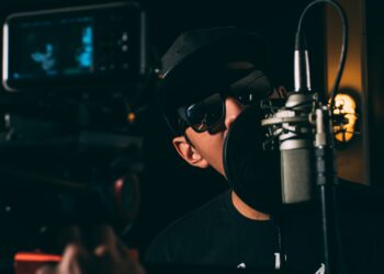 Así es como afecta cantar a tu salud mental, según los psicólogos