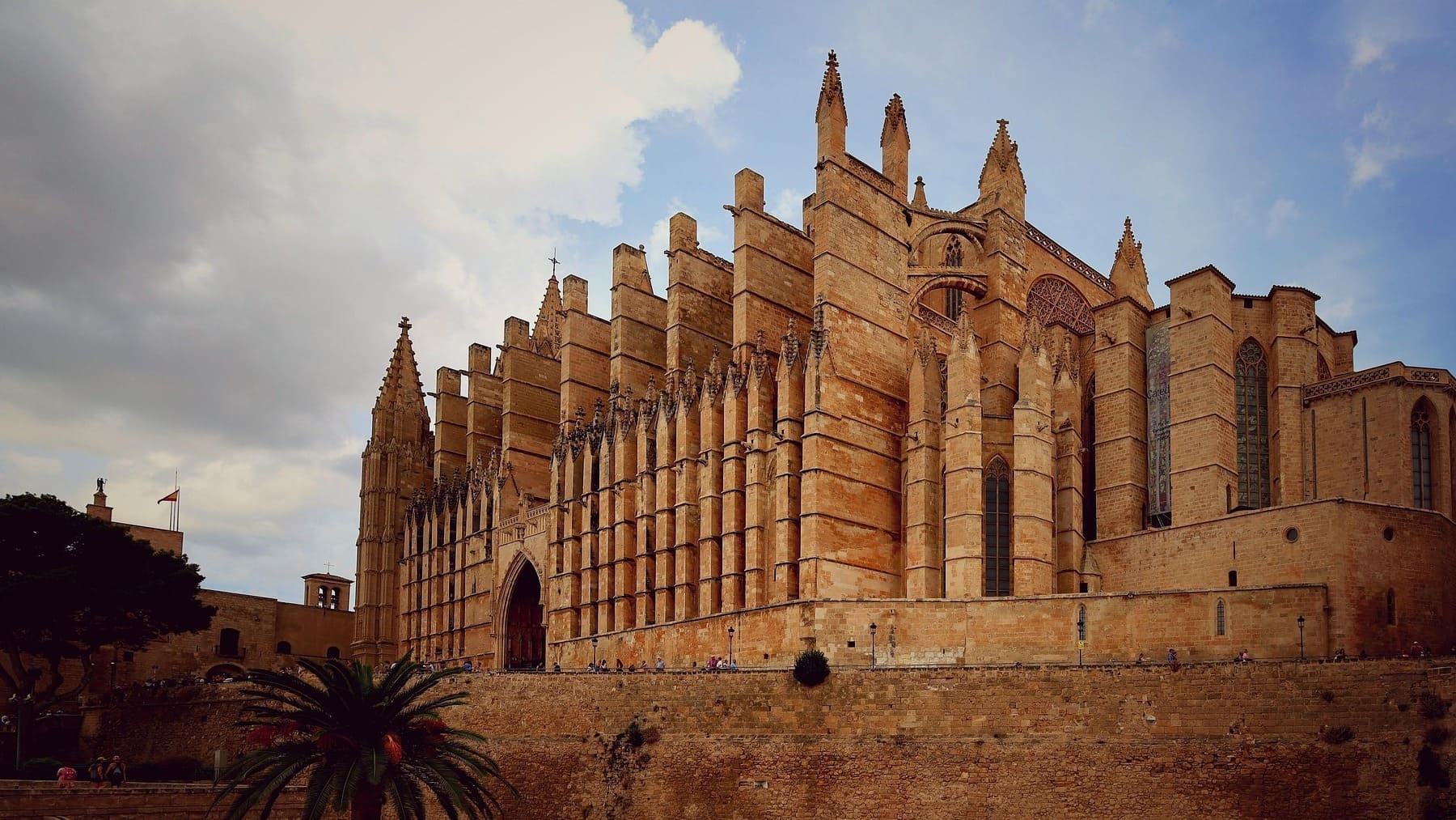 Diferencias entre Mallorca y Barcelona, diferencia carácter de catalanes y mallorquines, por qué los catalanes y mallorquines son distintos, estereotipo sobre catalanes y mallorquines.