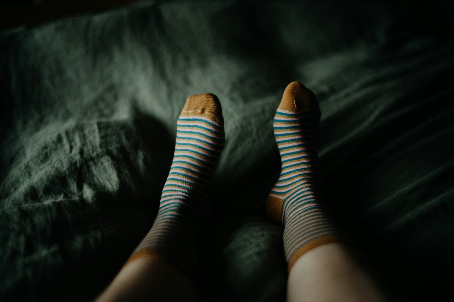Estos son los rasgos que te caracterizan si duermes con calcetines, según la psicología