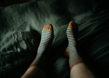 Estos son los rasgos que te caracterizan si duermes con calcetines, según la psicología