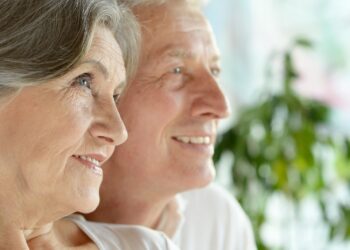 Color que deben evitar los mayores de 70 años a la hora de vestir, ropa favorecedora en la tercera edad, azul oscuro en tercera edad, vestir azul noche, colores favorecedores en mayores, colorimetría tercera edad, moda en jubilados.