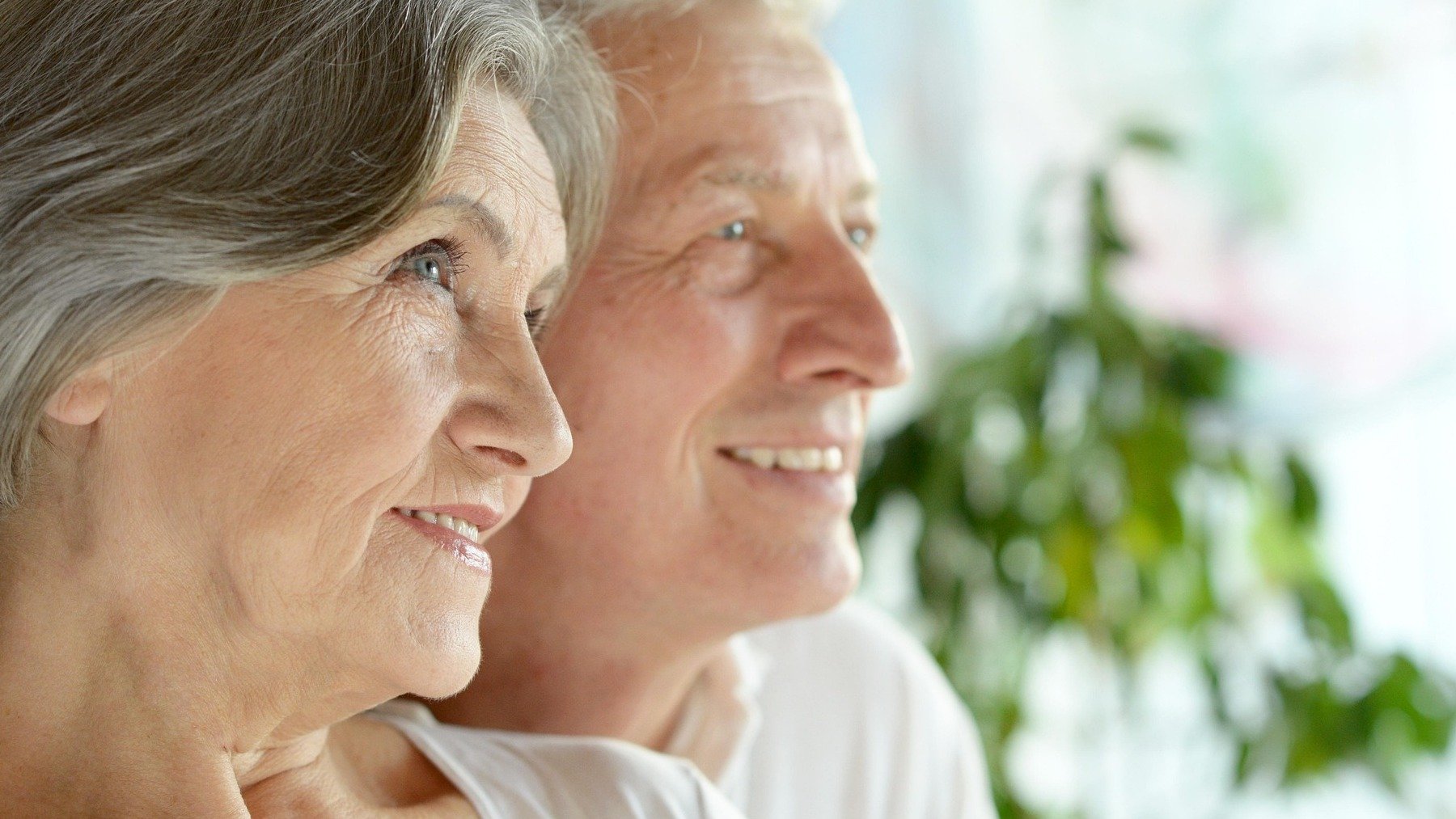 Color que deben evitar los mayores de 70 años a la hora de vestir, ropa favorecedora en la tercera edad, azul oscuro en tercera edad, vestir azul noche, colores favorecedores en mayores, colorimetría tercera edad, moda en jubilados.