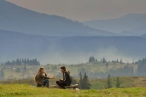 El significado de que una persona desvíe la mirada cuando habla contigo, según la psicología